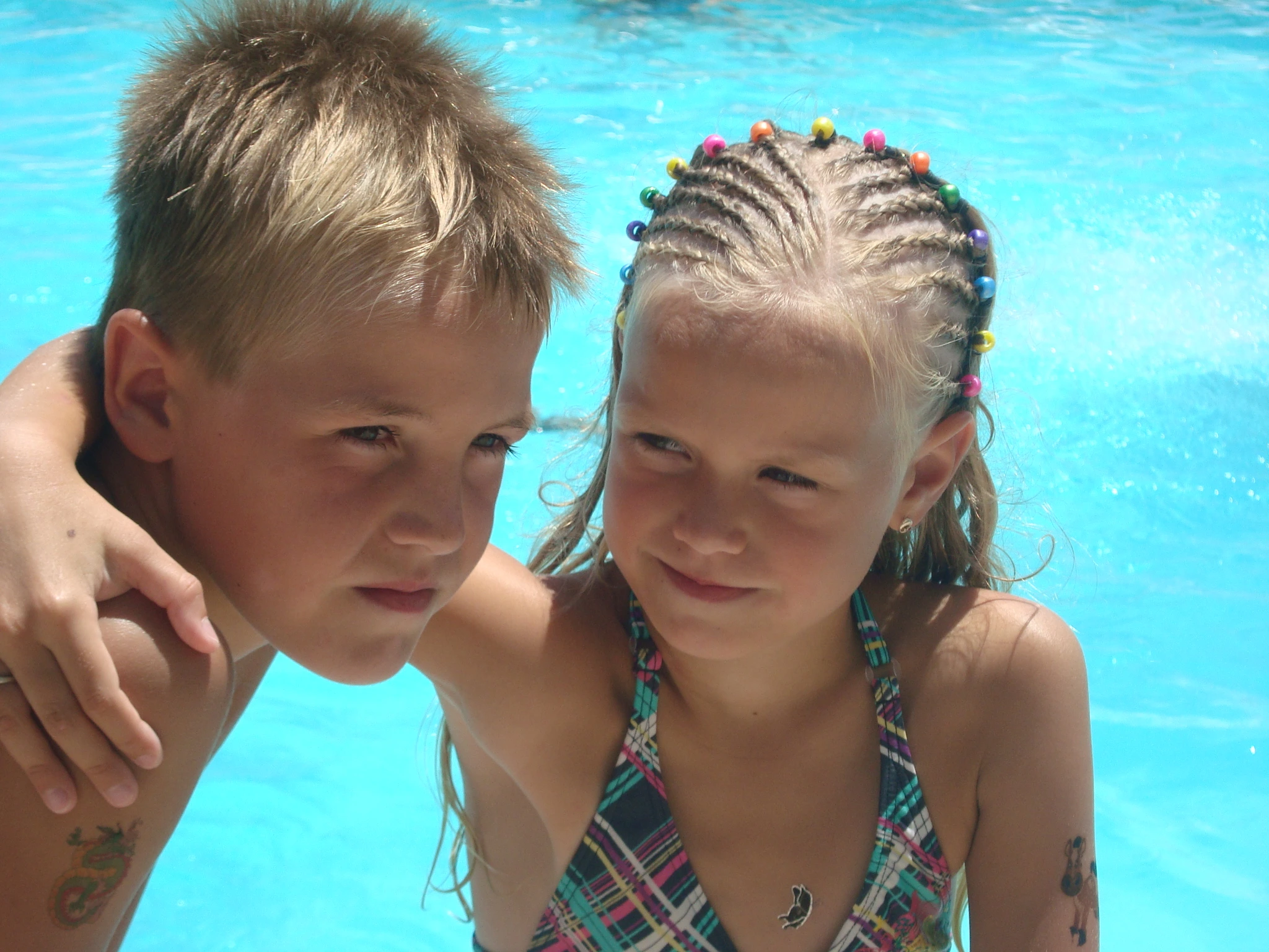 Sander en Tessa jong aan het zwembad