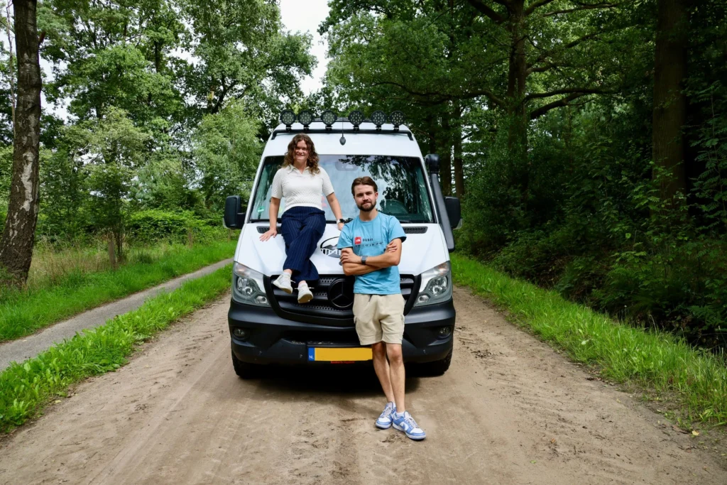 Sander en Tessa met buscamper