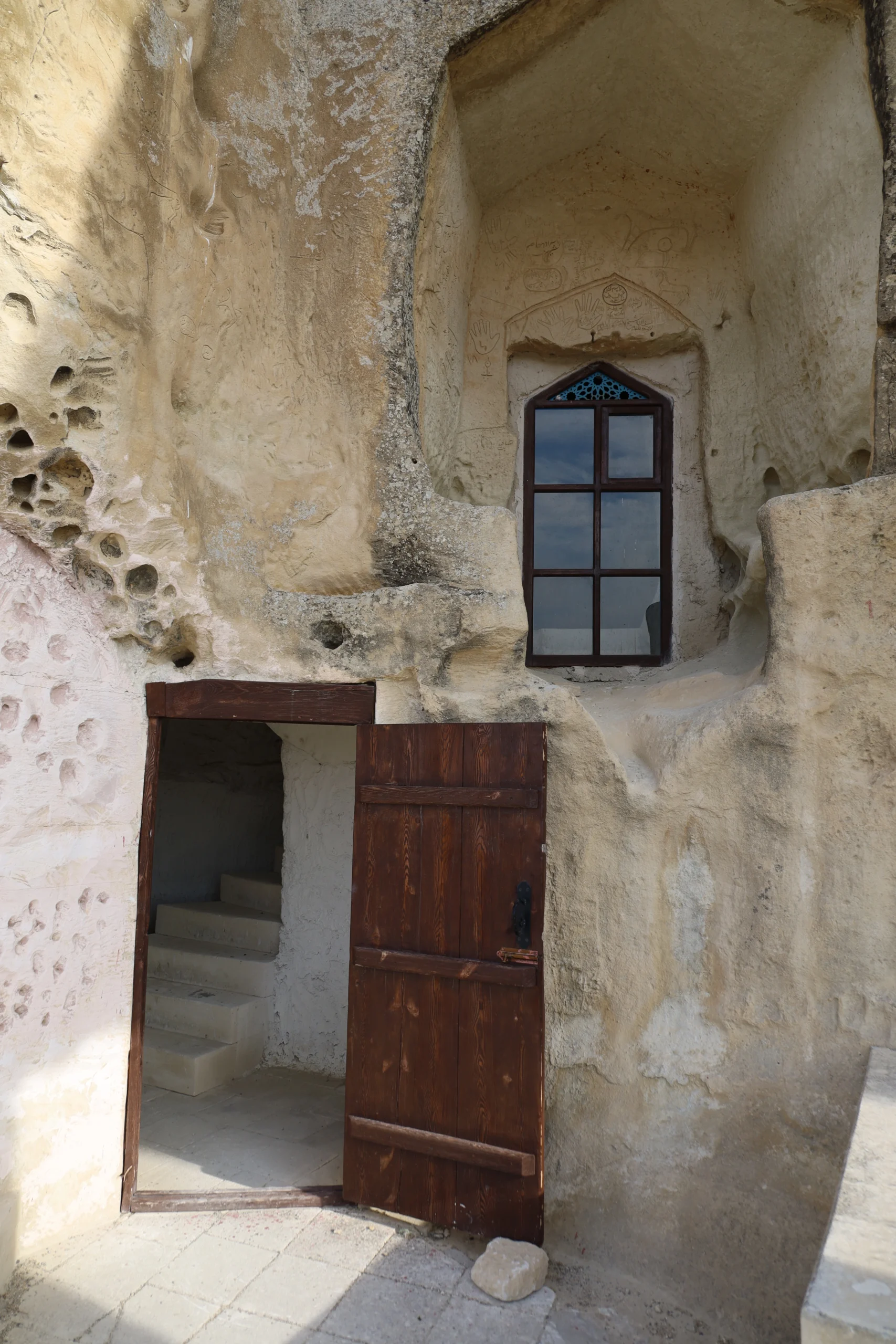 Ingang Muren Shakpak Ata Underground Mosque