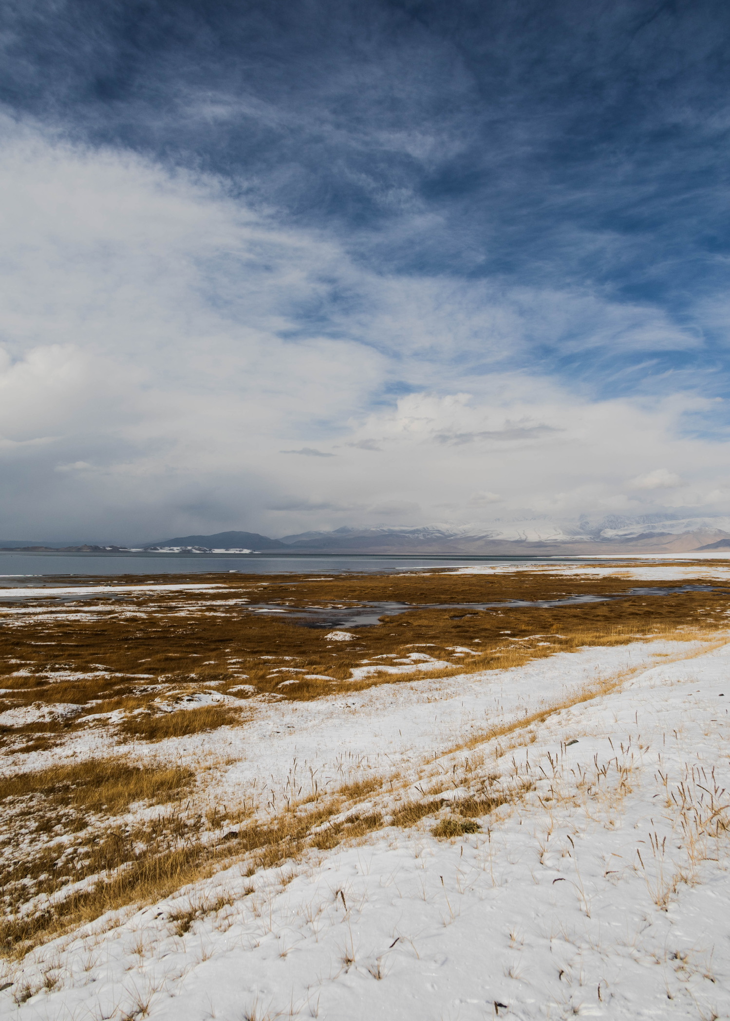 Uitzicht Karakul Lake met sneeuw