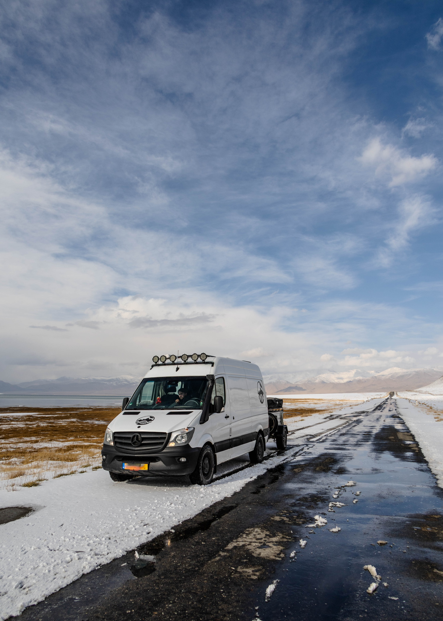 Buscamper Karakul Lake met sneeuw