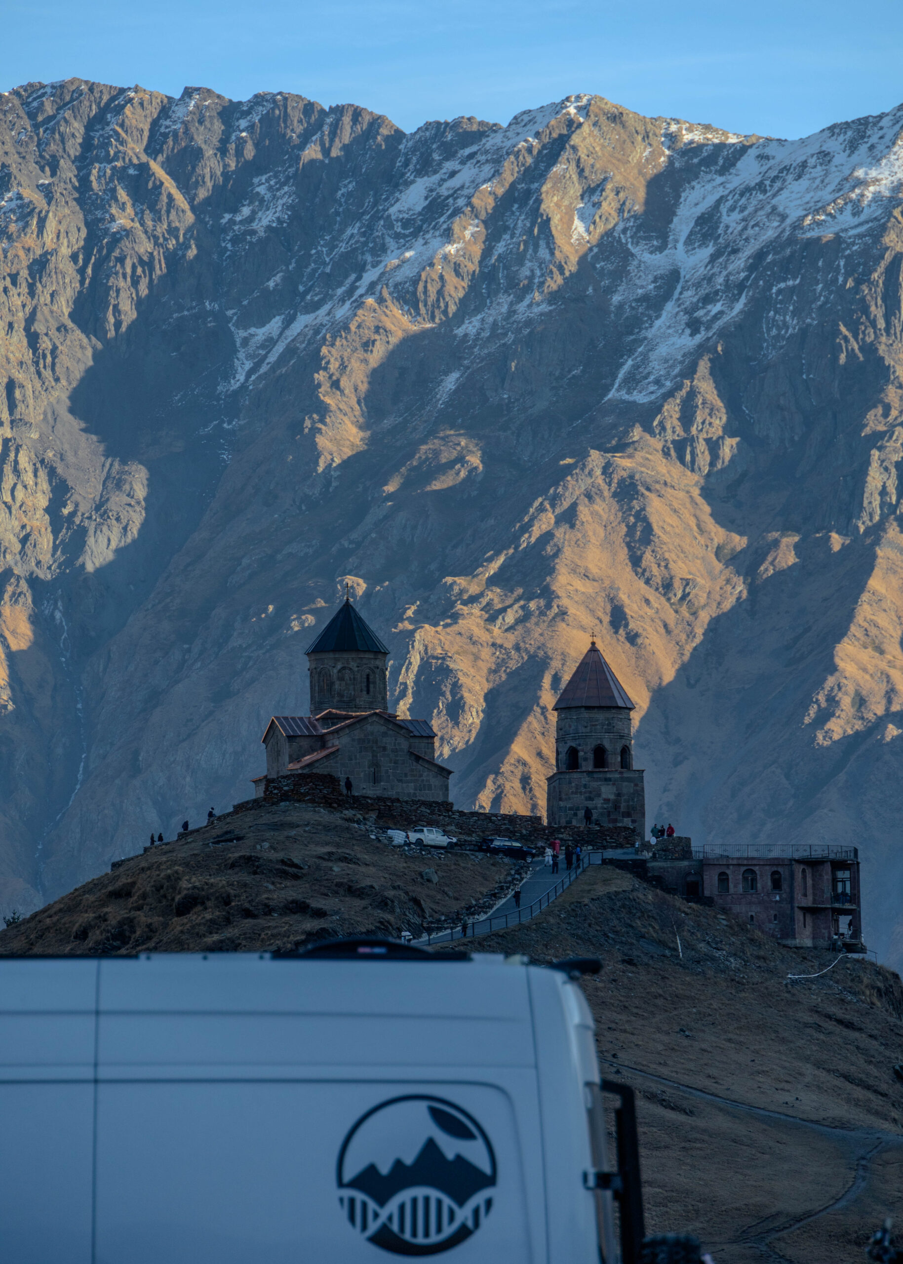 Gergeti kerk langs de Military Highway in Georgie