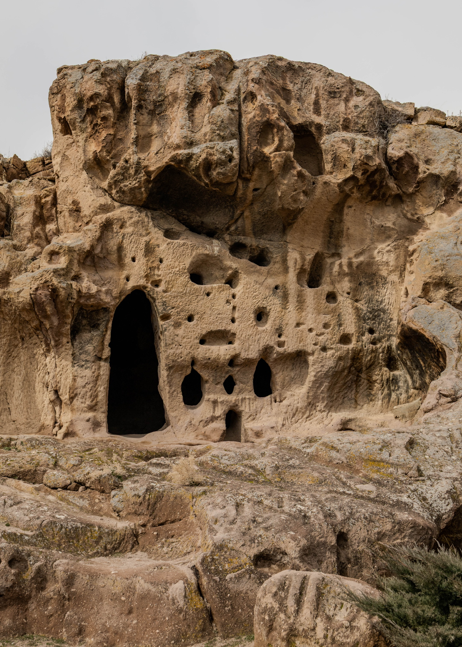 Buitenkant grotten Gumusler Klooster Turkije