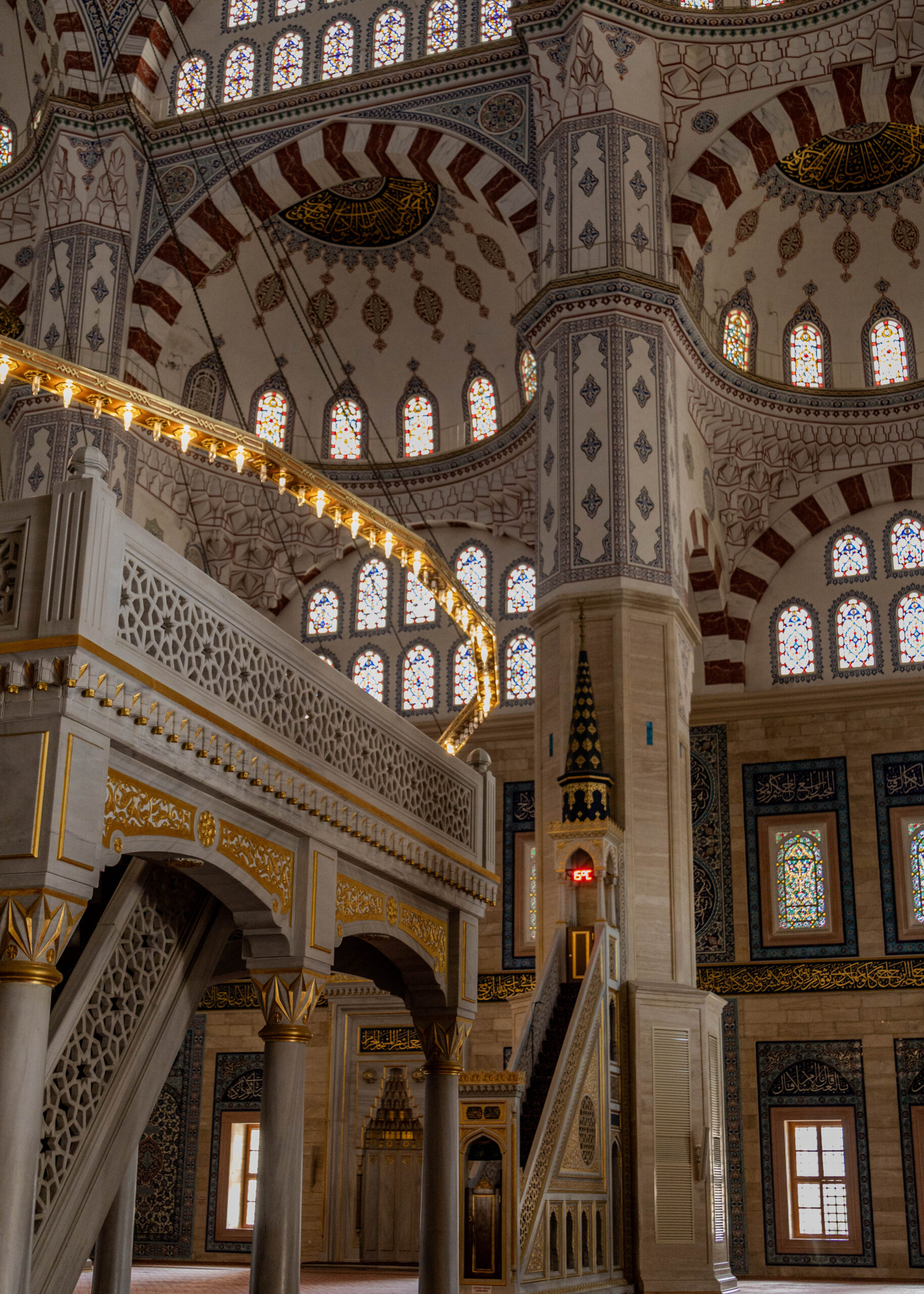 Binnenkant Sabancı Central Mosque Adana